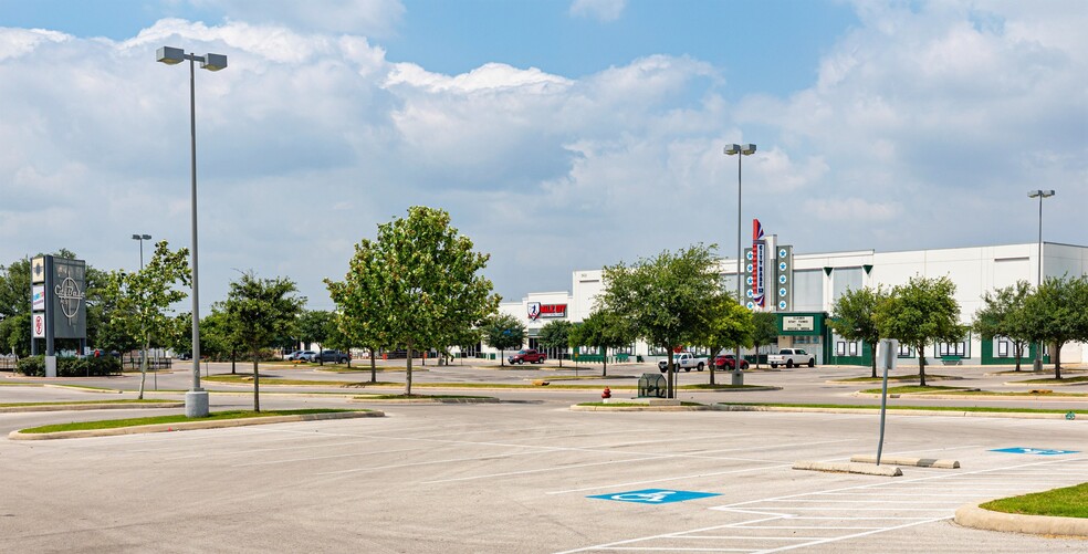 2623 SE Military Dr, San Antonio, TX for lease - Building Photo - Image 1 of 1