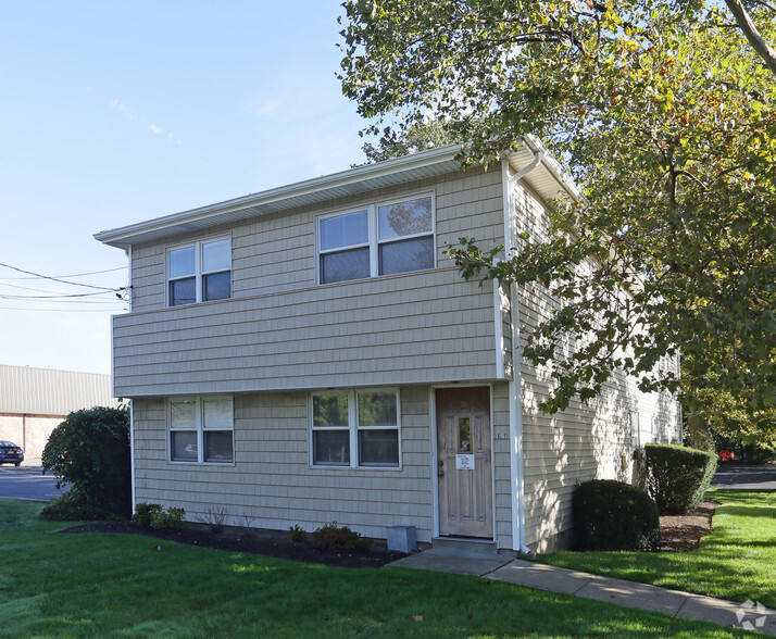 2061 Deer Park Ave, Deer Park, NY for lease - Building Photo - Image 1 of 8