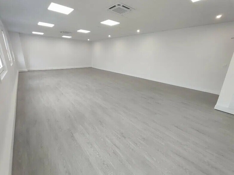 Office in Saint-Quentin-Fallavier for sale - Interior Photo - Image 2 of 7