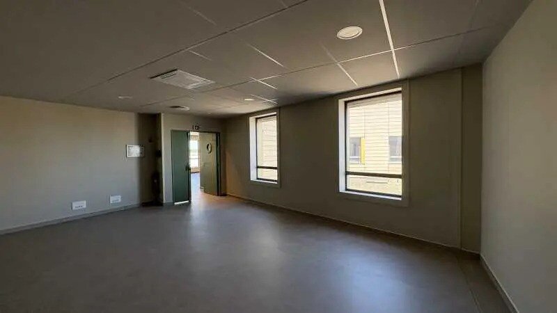Office in Saran for lease - Interior Photo - Image 2 of 9