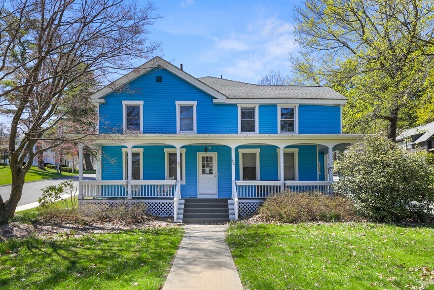 406 Main St, Great Barrington, MA for lease - Primary Photo - Image 1 of 32