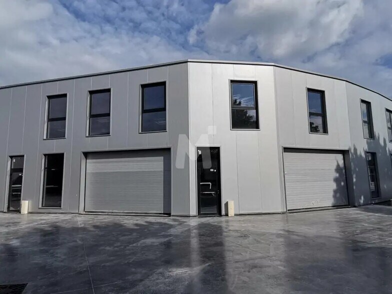 Office in Grigny for lease - Building Photo - Image 2 of 7