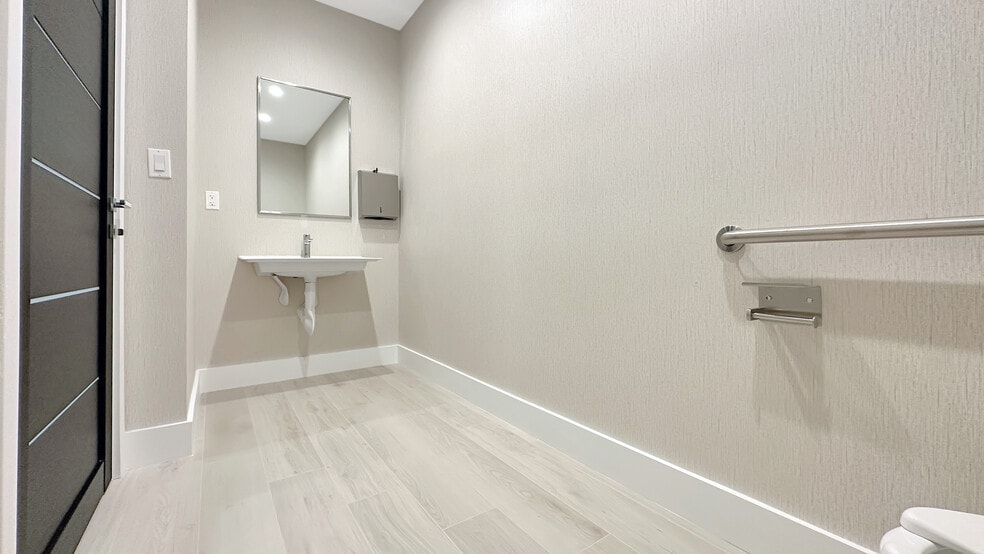 6700 NE 2nd Ct, Miami, FL for sale - Interior Photo - Image 2 of 25