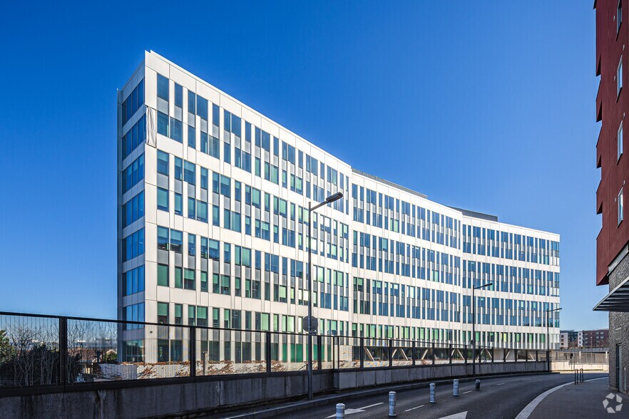 Office in Nanterre for lease - Building Photo - Image 2 of 2