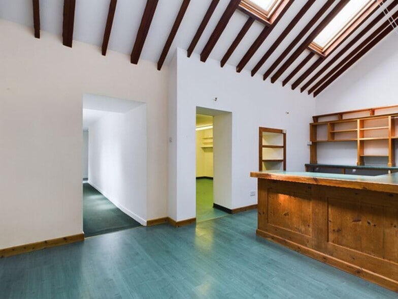 3-4 Grist Sq, Carmarthen for sale - Interior Photo - Image 3 of 25