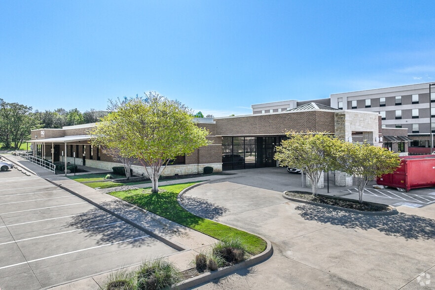 1924 Forest Ridge Dr, Bedford, TX for lease - Building Photo - Image 2 of 19