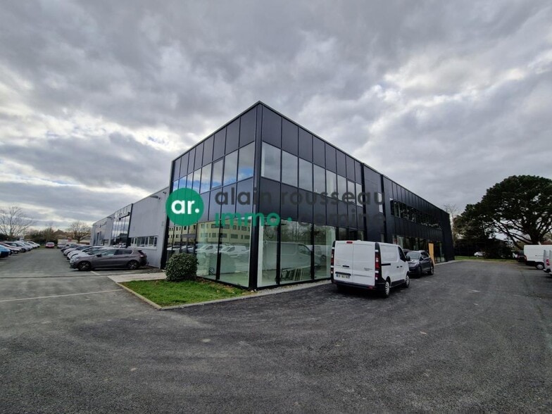 Office in Angers for lease - Building Photo - Image 2 of 4