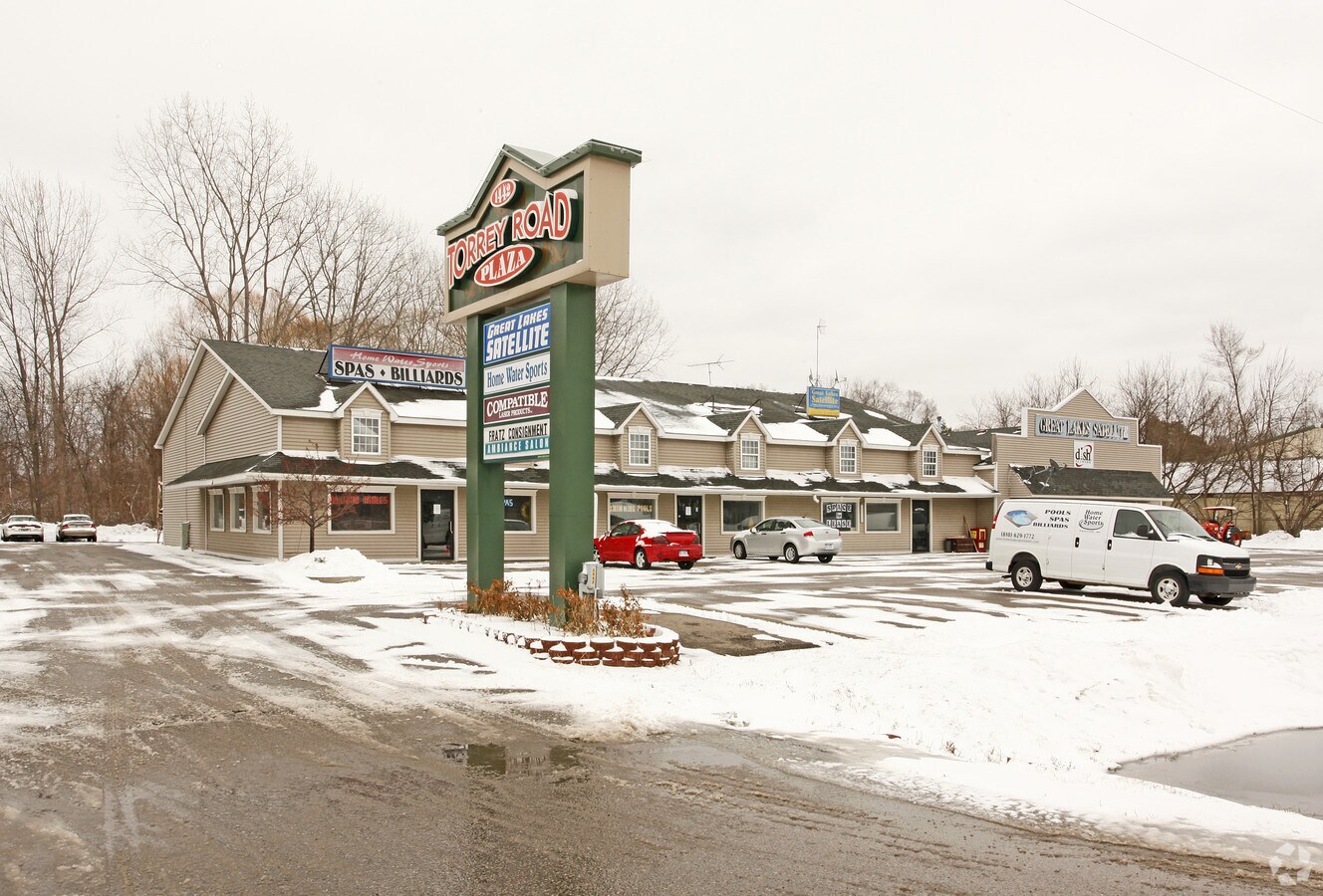 1440 Torrey Rd, Fenton, MI 48430