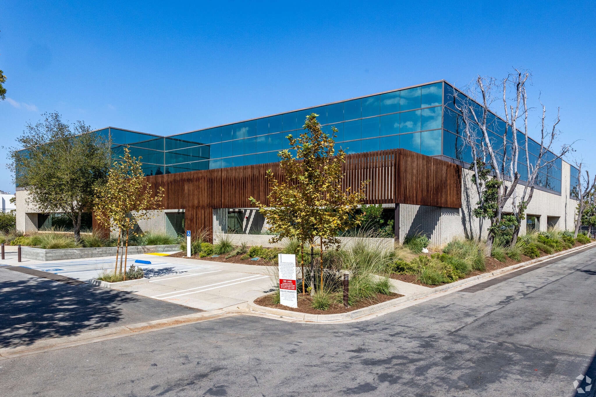 200 E Baker St, Costa Mesa, CA for sale Primary Photo- Image 1 of 33