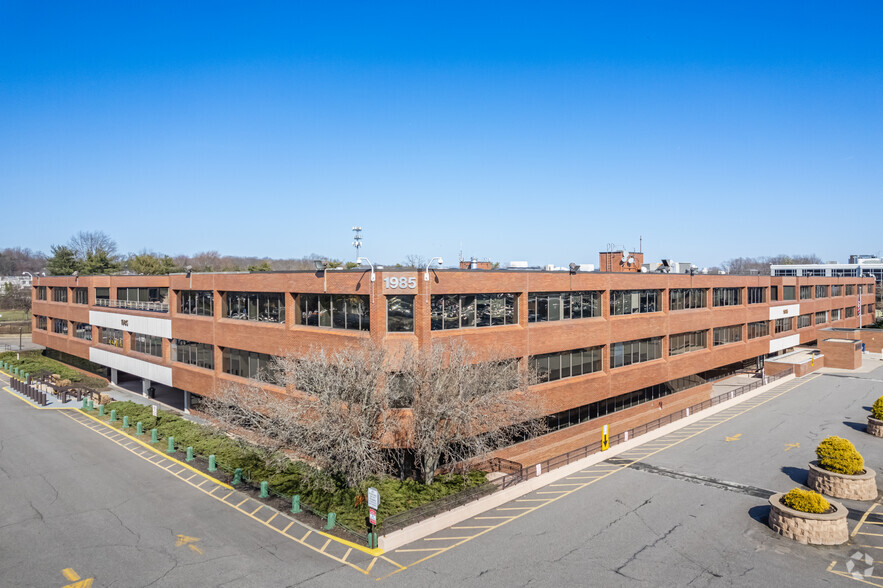 1985 Marcus Ave, New Hyde Park, NY for lease - Building Photo - Image 1 of 1