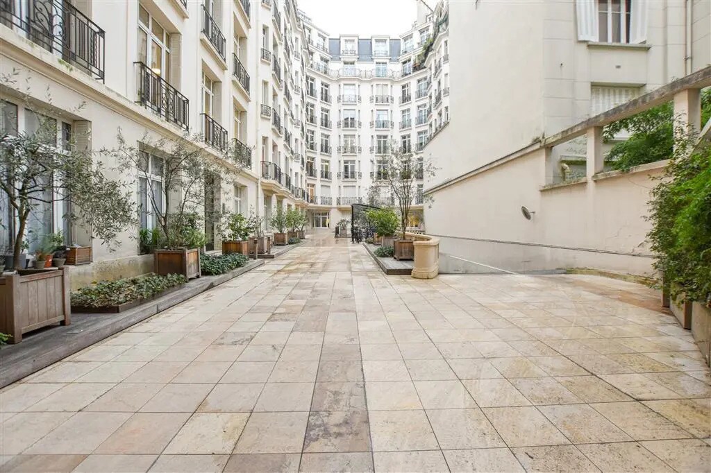 Office in Paris for lease Building Photo- Image 1 of 8