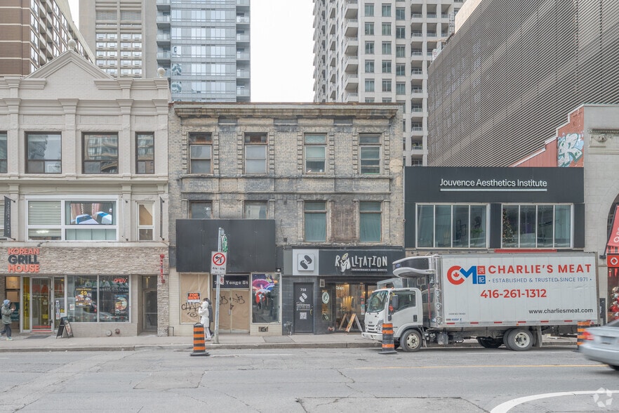 756 Yonge St, Toronto, ON for lease - Building Photo - Image 2 of 3