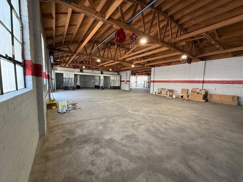 10301 - 10311 S La Cienega Blvd portfolio of 2 properties for sale on LoopNet.com - Interior Photo - Image 2 of 12