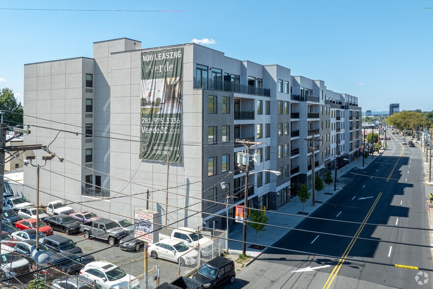873 COMMUNIPAW Ave, Jersey City, NJ for lease - Primary Photo - Image 1 of 37