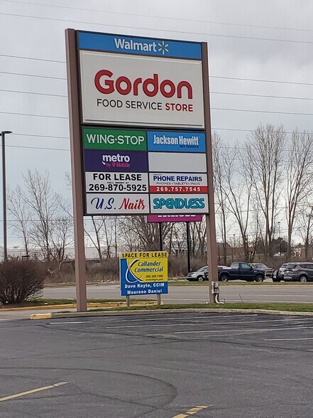 1380 Mall Dr, Benton Harbor, MI for lease - Building Photo - Image 2 of 5