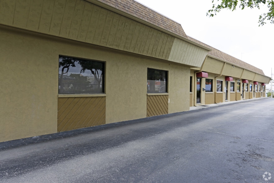 960 Chalmer Dr, Marco Island, FL for lease - Building Photo - Image 3 of 19