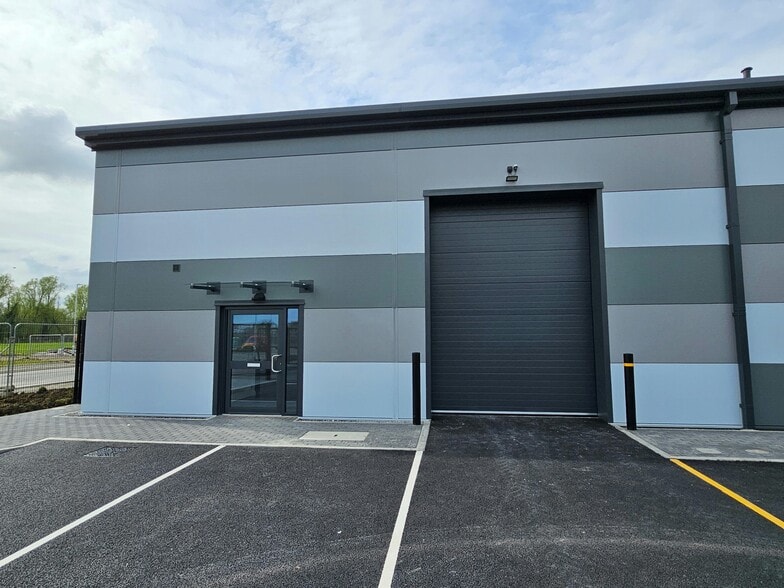 Fairburn Way, Pickering for lease - Building Photo - Image 1 of 3