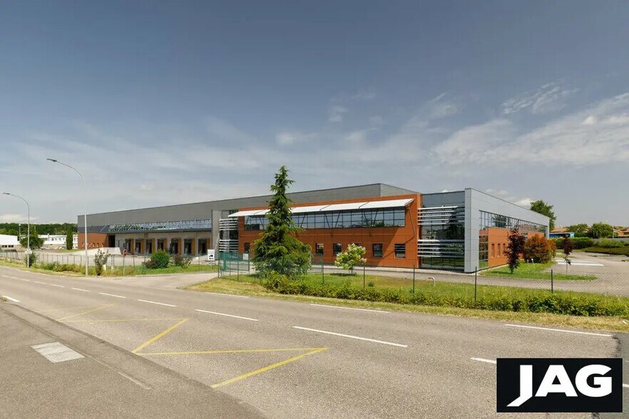 Office in Miribel for lease - Building Photo - Image 2 of 10