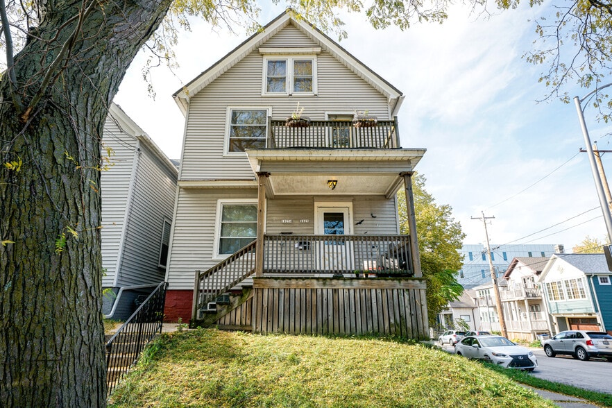 1825 N Astor St, Milwaukee, WI for sale - Primary Photo - Image 1 of 28