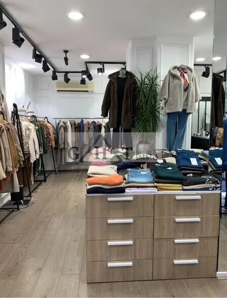 Retail in Paris for lease - Interior Photo - Image 1 of 3