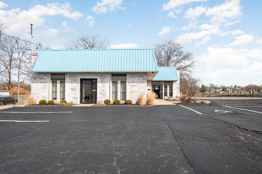 4456-4460 Bridgetown Rd, Cincinnati, OH for lease - Building Photo - Image 2 of 30
