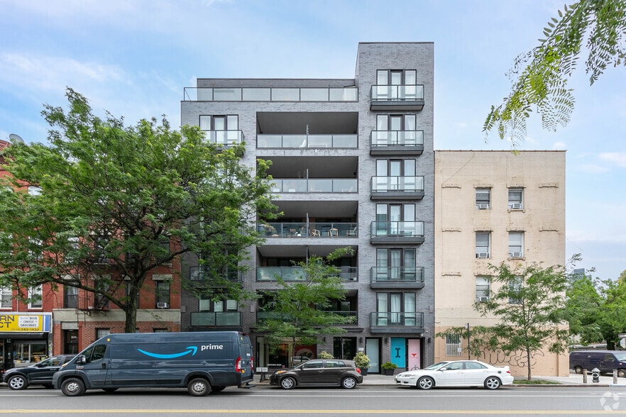 1059 Manhattan Ave, Brooklyn, NY for lease - Primary Photo - Image 2 of 6
