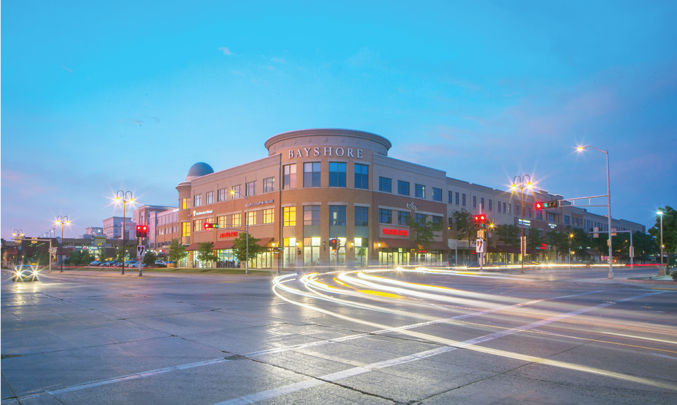 5800 N Bayshore Dr, Glendale, WI for sale - Building Photo - Image 1 of 1