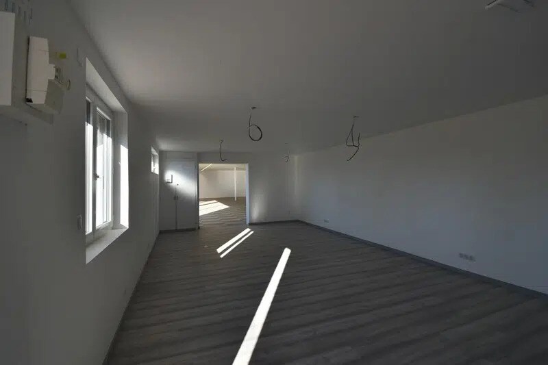 Retail in Vitry-en-Charollais for lease - Interior Photo - Image 2 of 6