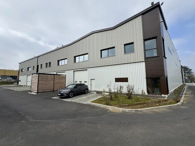 Flex in Osny for lease - Building Photo - Image 2 of 4