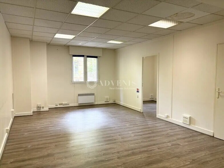 Office in Paris for lease - Building Photo - Image 2 of 12