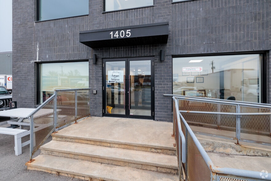 1375-1405 Boul Hymus, Dorval, QC for lease - Building Photo - Image 3 of 3