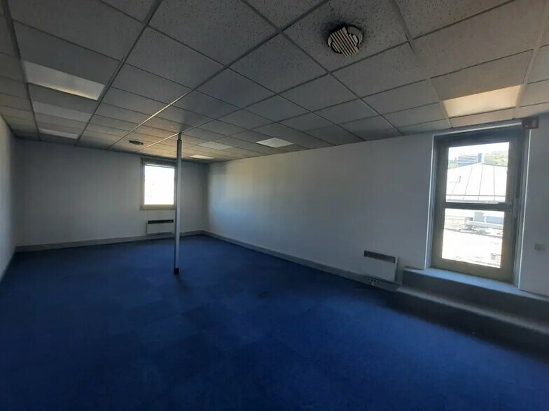 Office in Rouen for lease - Interior Photo - Image 3 of 9