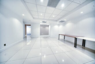 301 Arthur Godfrey Rd, Miami Beach, FL for lease Interior Photo- Image 1 of 7