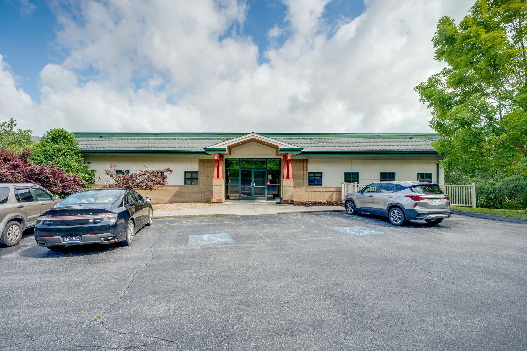 2025 Meadowview Pky, Kingsport, TN for lease Building Photo- Image 1 of 34