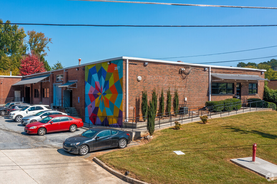 257 Dekalb Industrial Way, Decatur, GA for sale - Primary Photo - Image 1 of 5