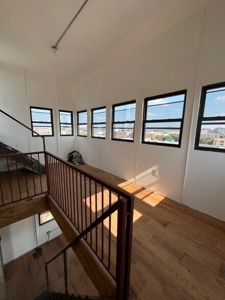 310 Meserole St, Brooklyn, NY for lease - Building Photo - Image 3 of 63