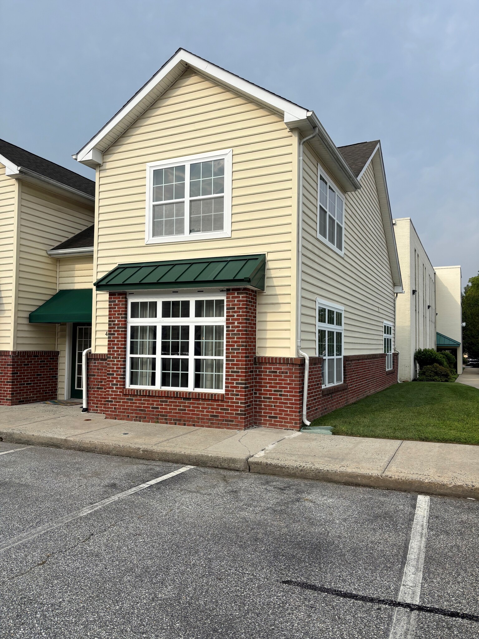 408 Larch Cir, Wilmington, DE for lease Building Photo- Image 1 of 8