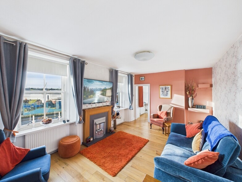 37 Wharf St, Montrose for sale - Interior Photo - Image 2 of 13