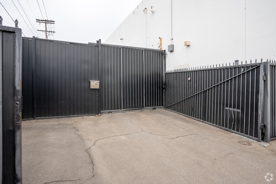 9237 San Fernando Rd, Sun Valley, CA for sale - Building Photo - Image 2 of 5