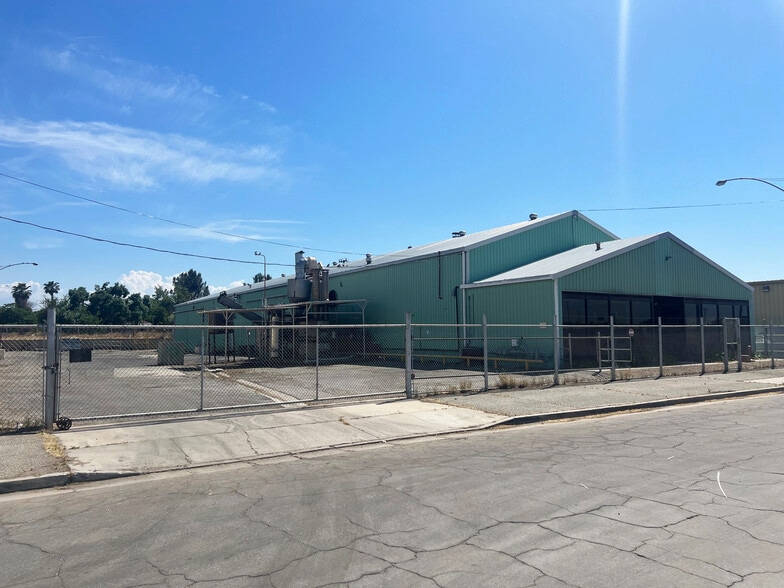 327 Daniels Ln, Bakersfield, CA for sale - Building Photo - Image 2 of 4