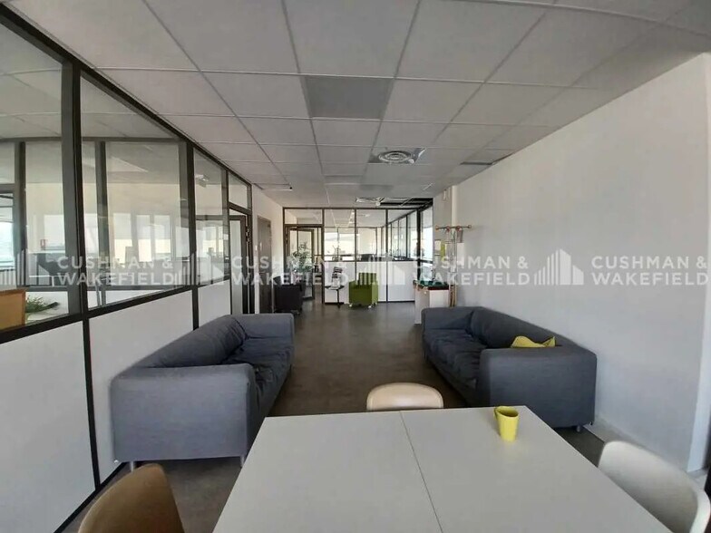 297 Avenue Du Mistral, La Ciotat for lease - Interior Photo - Image 3 of 17