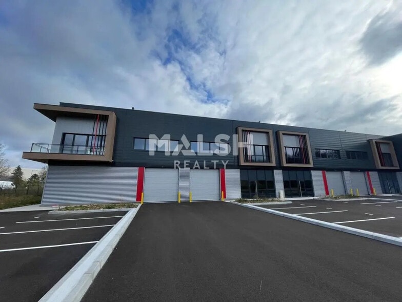Flex in Saint-Laurent-de-Mure for lease - Building Photo - Image 3 of 6