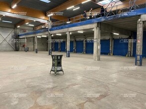 Flex in Saint-Thibault-des-Vignes for lease Interior Photo- Image 1 of 8