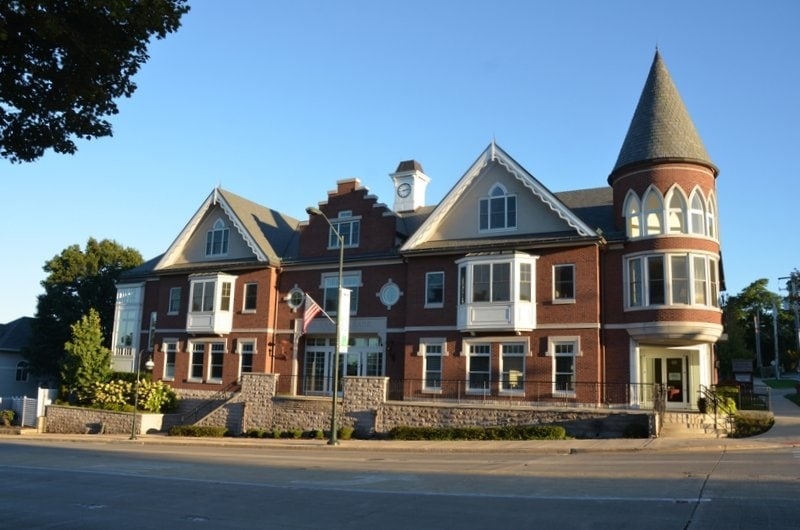 411 W Main St, St Charles, IL for lease - Building Photo - Image 1 of 10