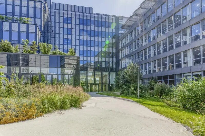 Office in Saint-Denis for lease - Building Photo - Image 1 of 39