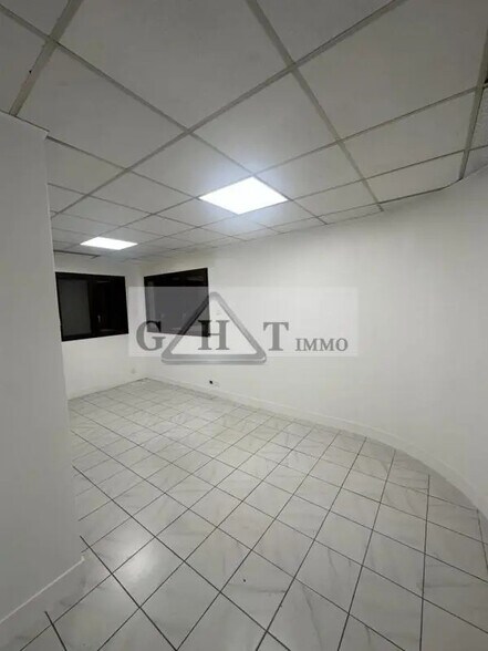 Office in Ris-Orangis for lease - Interior Photo - Image 2 of 11
