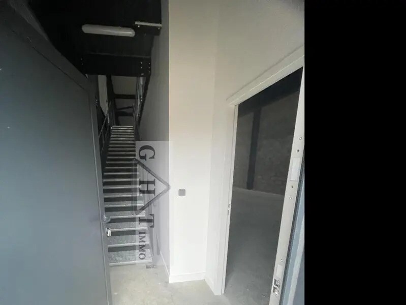 Location Entrepôt 185 m² - Photo 1