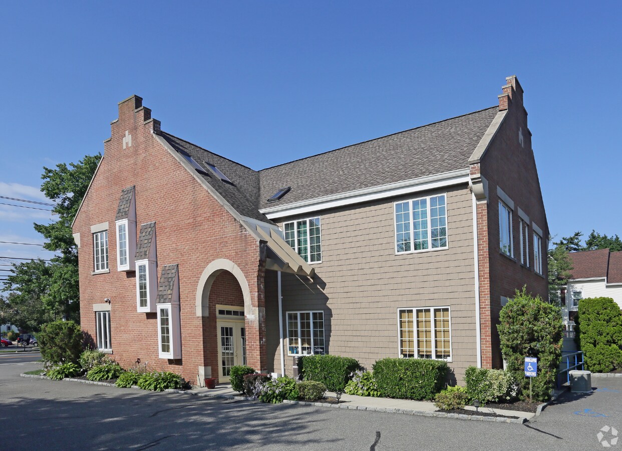 17 Conklin St, Farmingdale, NY 11735