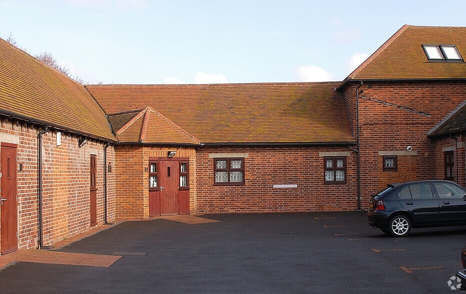 Uxbridge Rd, Slough for lease - Building Photo - Image 2 of 16