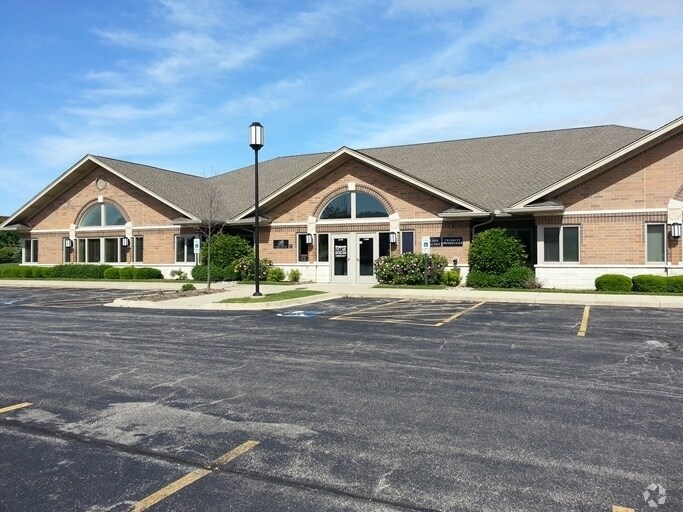 2200 N Huntington Dr, Algonquin, IL 60102